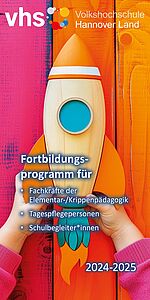 Spielzeug-Rakete auf buntem Hintergrund (dekoratives Bild) - Titelseite des Kita-Programmheftes 