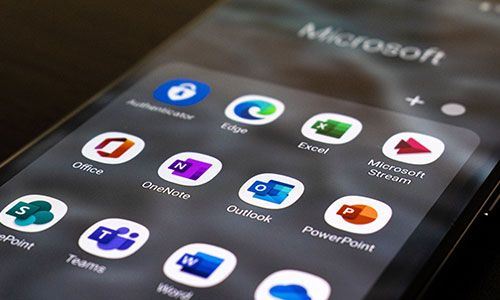 Microsoft Office im Büroeinsatz - der Vertiefungskurs Smartphone-Bildschirm mit Icons für Microsoft-Applikationen