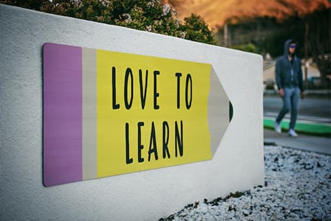 Schild an einer Wand mit dem text "Love to learn"